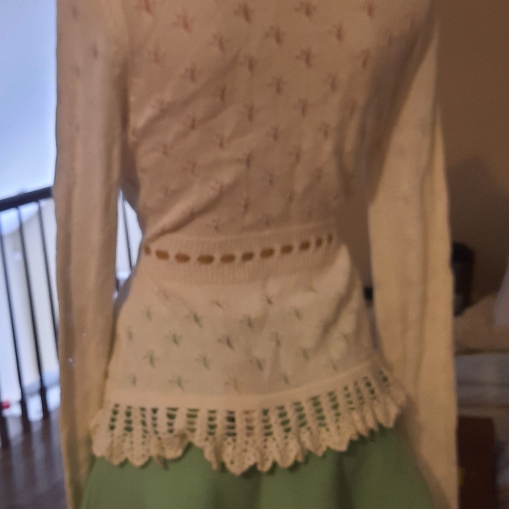 Cache cardigan M cream looks great with skirt.